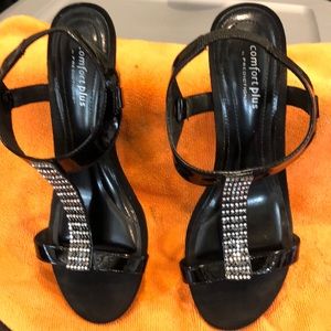 Black leather strap sandals with rhinestones